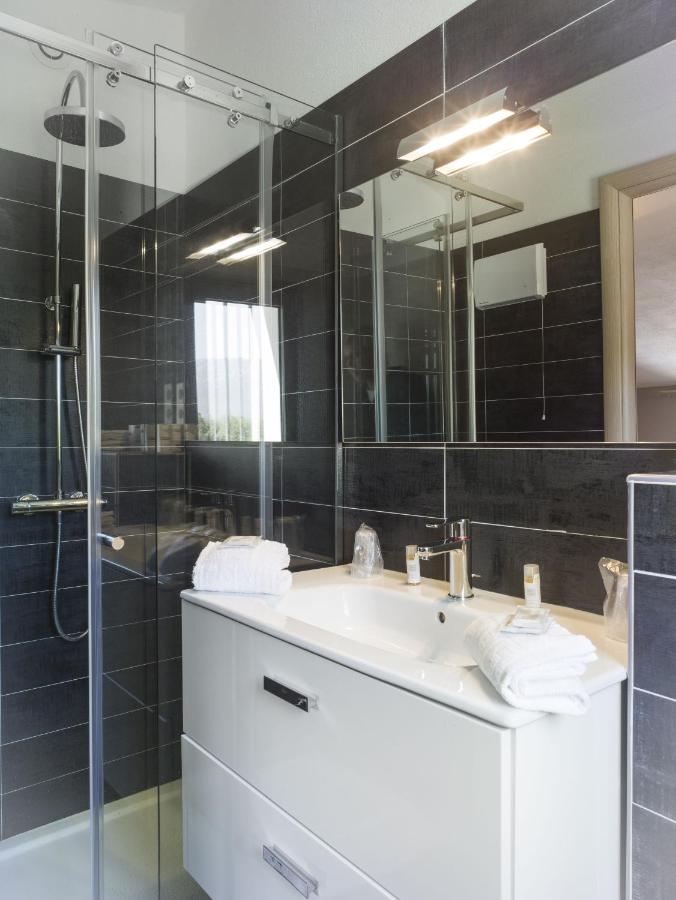 Salle de bain moderne avec douche et lavabo.