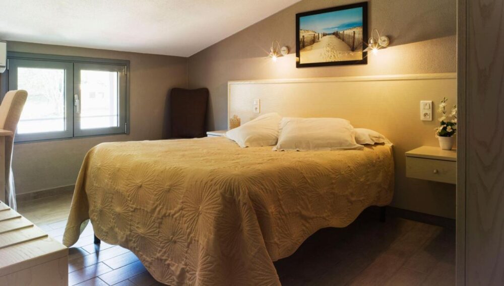 Chambre avec lit double et décoration lumineuse.