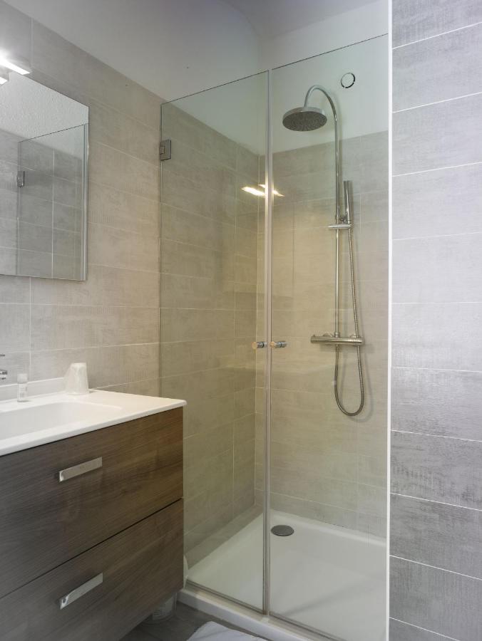 Salle de bain moderne avec douche à l'italienne.