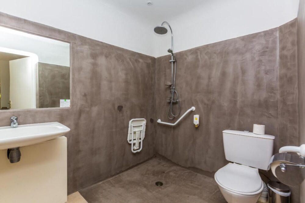 Salle de bain avec douche accessible.