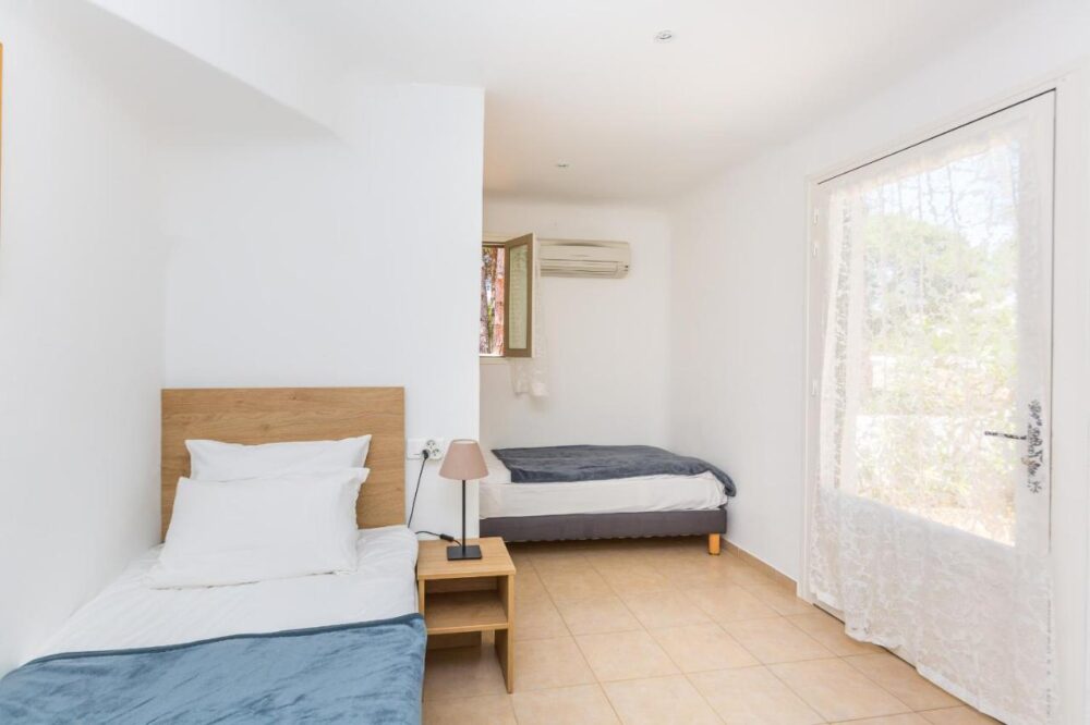 Chambre double lumineuse avec lits simples.