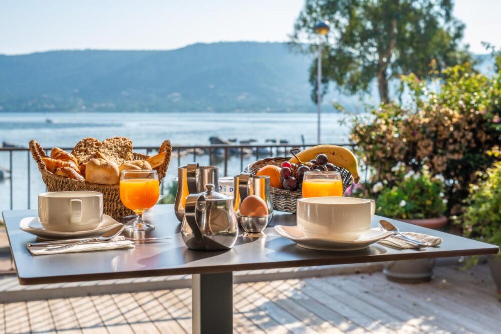 Petit déjeuner avec vue sur lac.