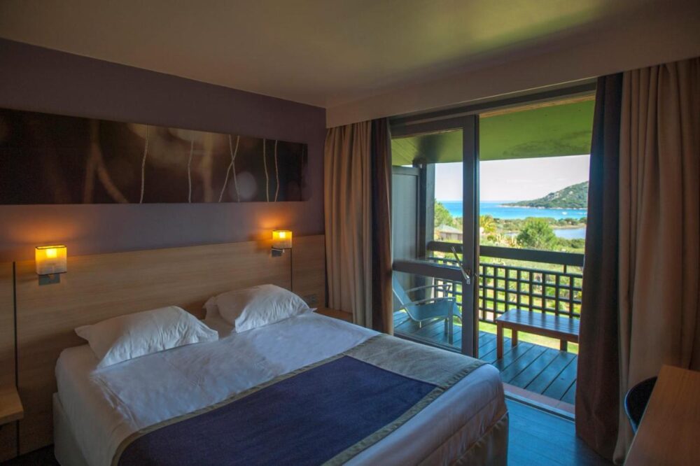 Chambre d'hôtel avec vue sur la mer.