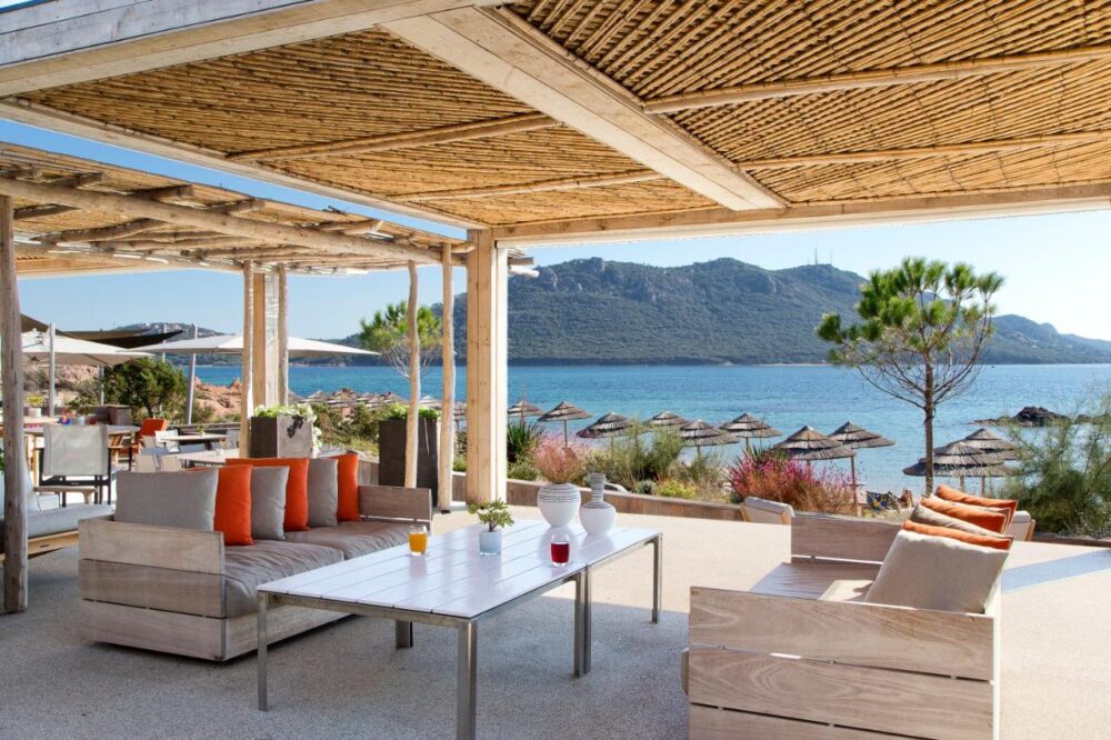 Terrasse en bord de mer avec vue panoramique.