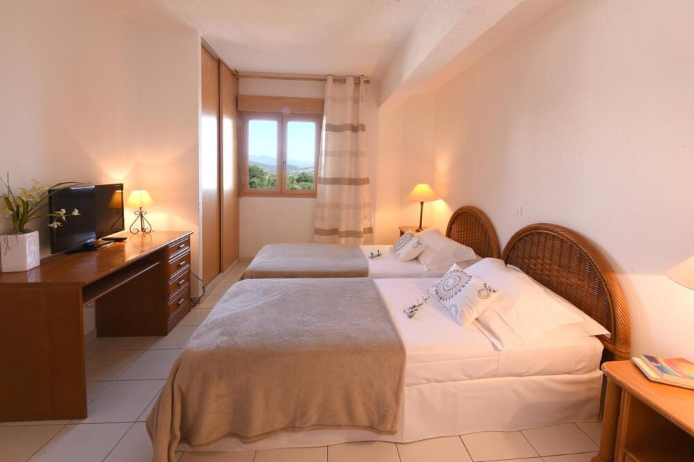 Chambre d'hôtel double avec vue sur montagne.