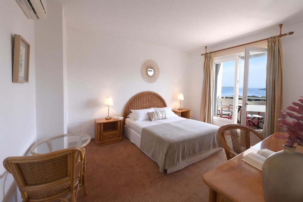 Chambre d'hôtel avec vue sur la mer