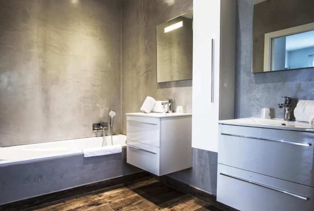 Salle de bain moderne avec baignoire et lavabo.
