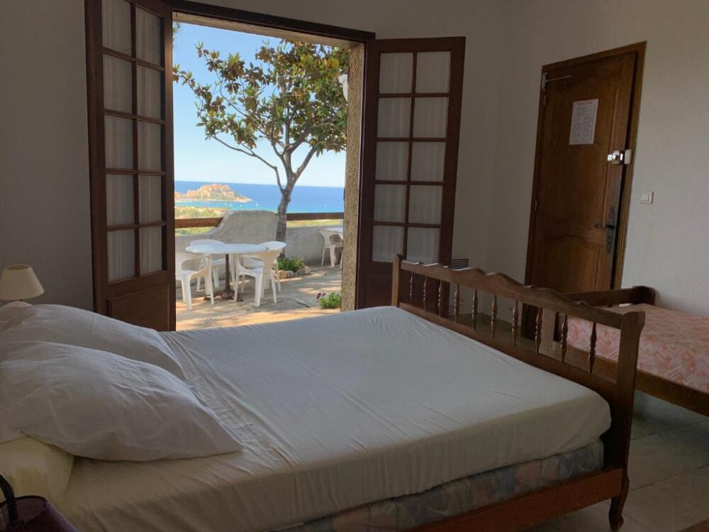Chambre avec vue sur mer et terrasse.