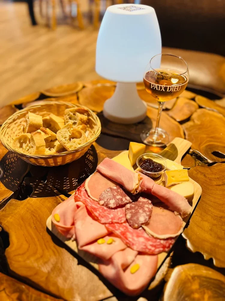 Plateau de charcuterie et fromage avec pain.