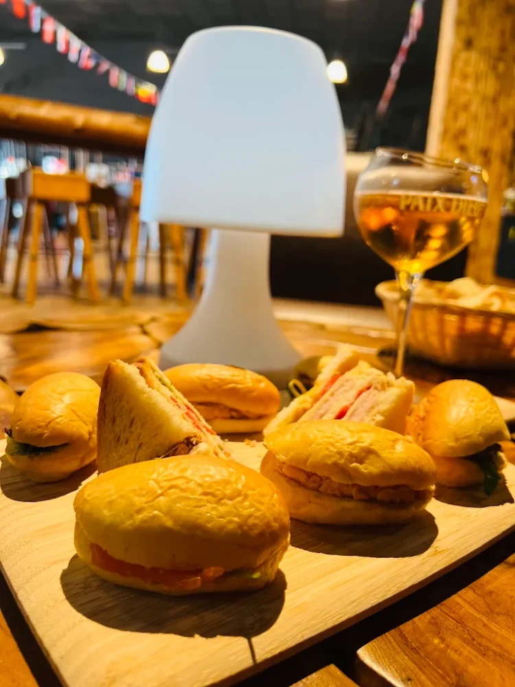 Plateau de mini-sandwiches et verre de bière.
