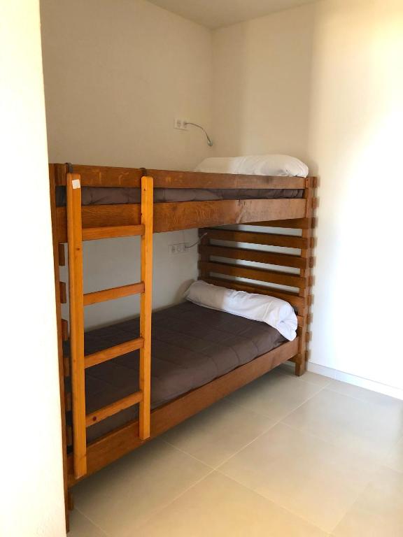 Lits superposés en bois dans une chambre.
