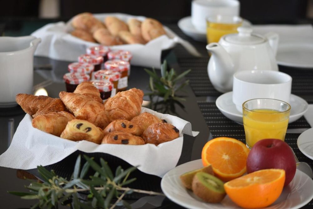 Petit-déjeuner avec viennoiseries et fruits.