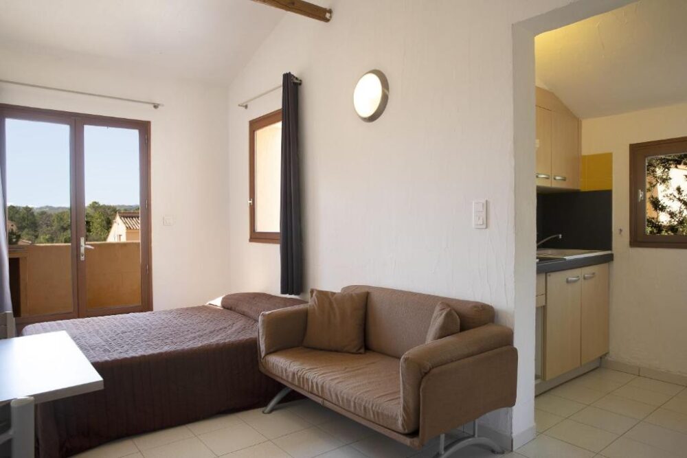 Studio lumineux avec lit et kitchenette.