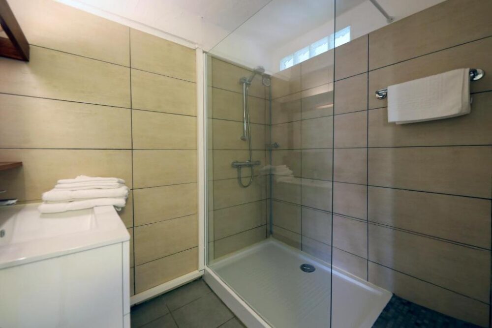 Salle de bain moderne avec douche en verre