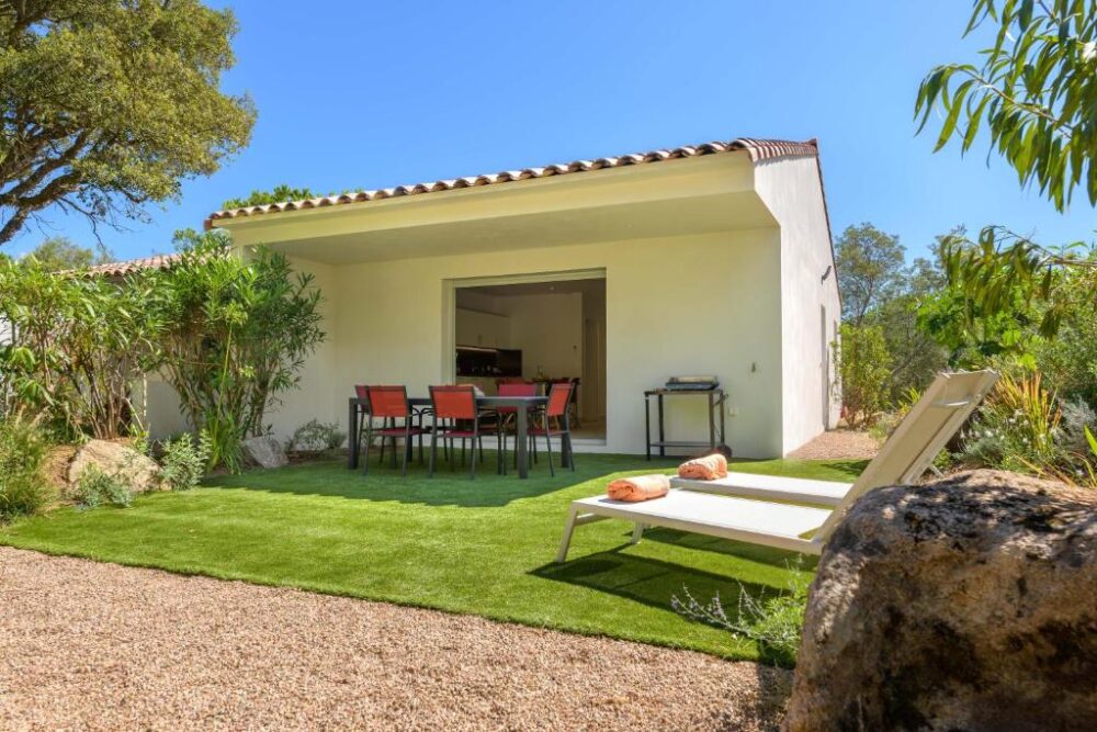 Maison moderne avec terrasse et chaises longues