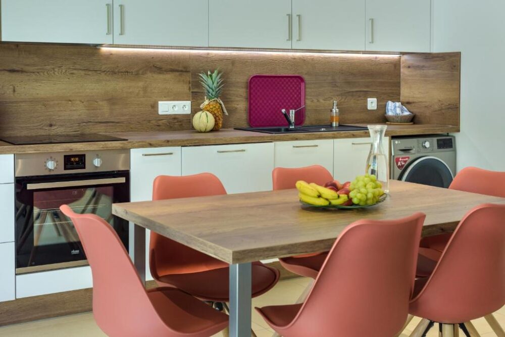 Cuisine moderne avec table et fruits