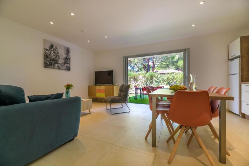 Salon moderne avec vue sur jardin