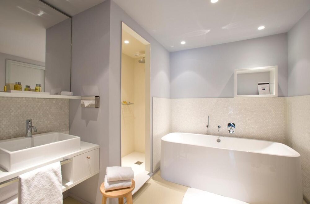 Salle de bain moderne avec baignoire et lavabo.
