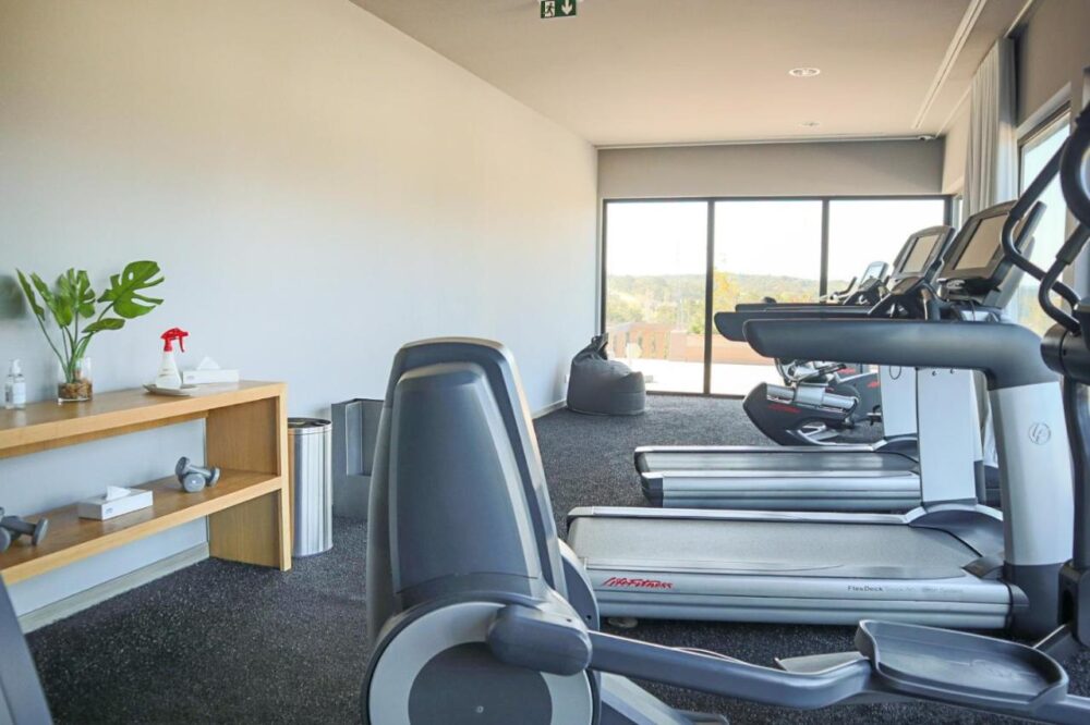 Salle de sport avec tapis de course modernes.