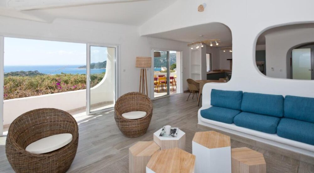 Salon moderne avec vue sur la mer.