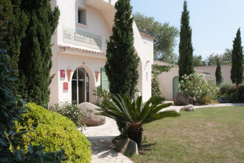 Façade d'hôtel avec végétation environnante