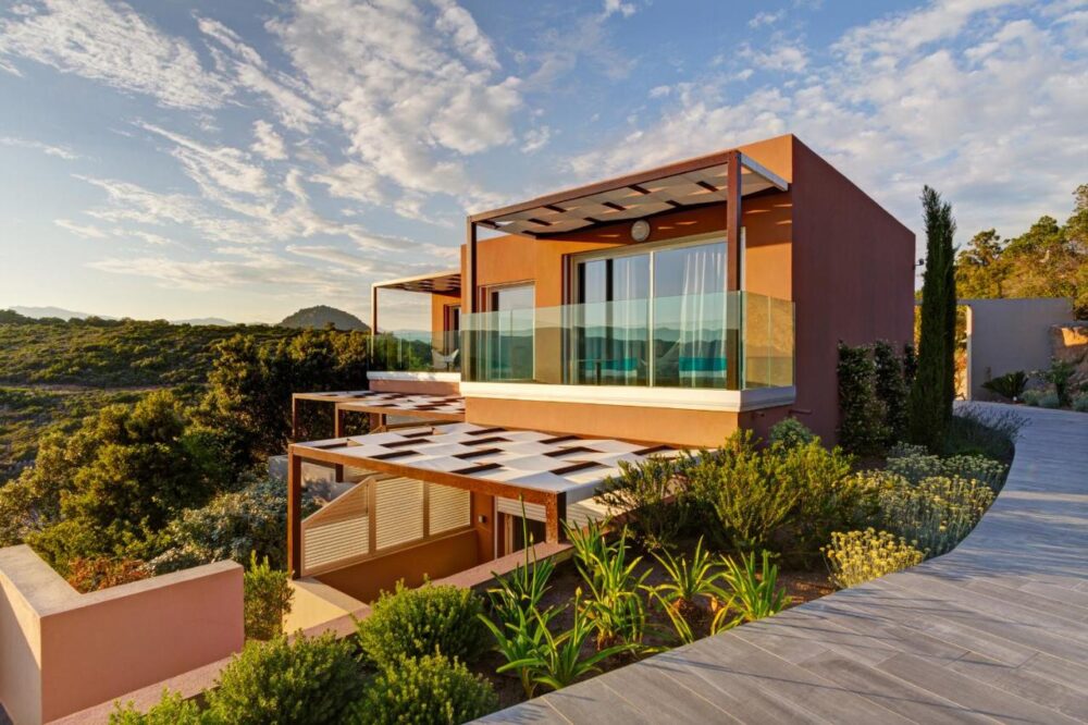 Maison moderne avec terrasse et vue sur nature.