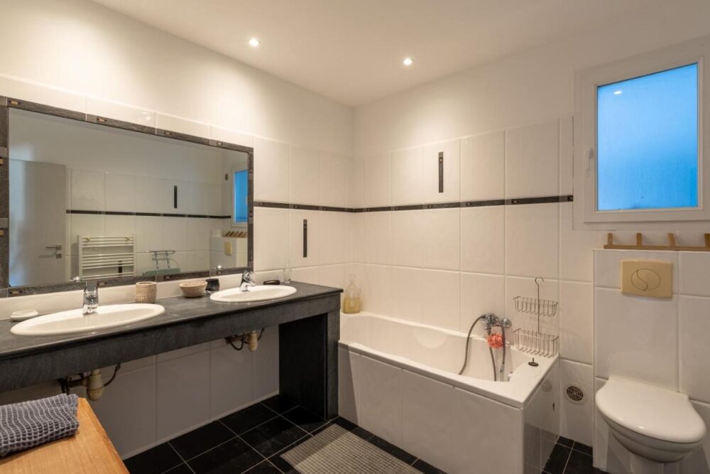 Salle de bain moderne avec baignoire.