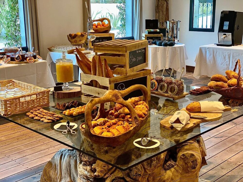 Buffet de petit déjeuner avec viennoiseries.