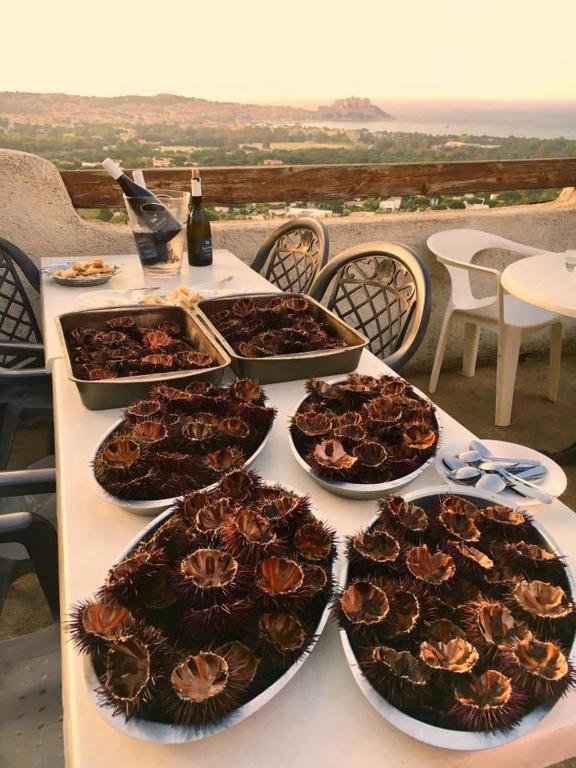 Table avec oursins et vue sur mer.