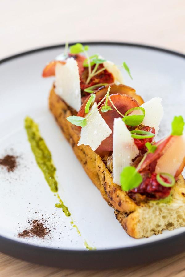 Bruschetta avec tomates, fromage, herbes fraîches