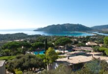 Vue panoramique sur mer et montagnes.