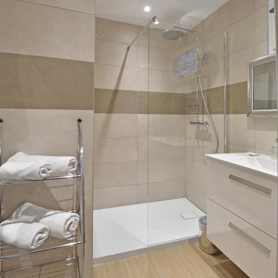 Salle de bain moderne avec douche italienne.