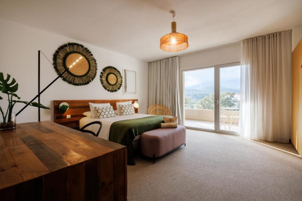 Chambre moderne avec balcon et décoration naturelle.