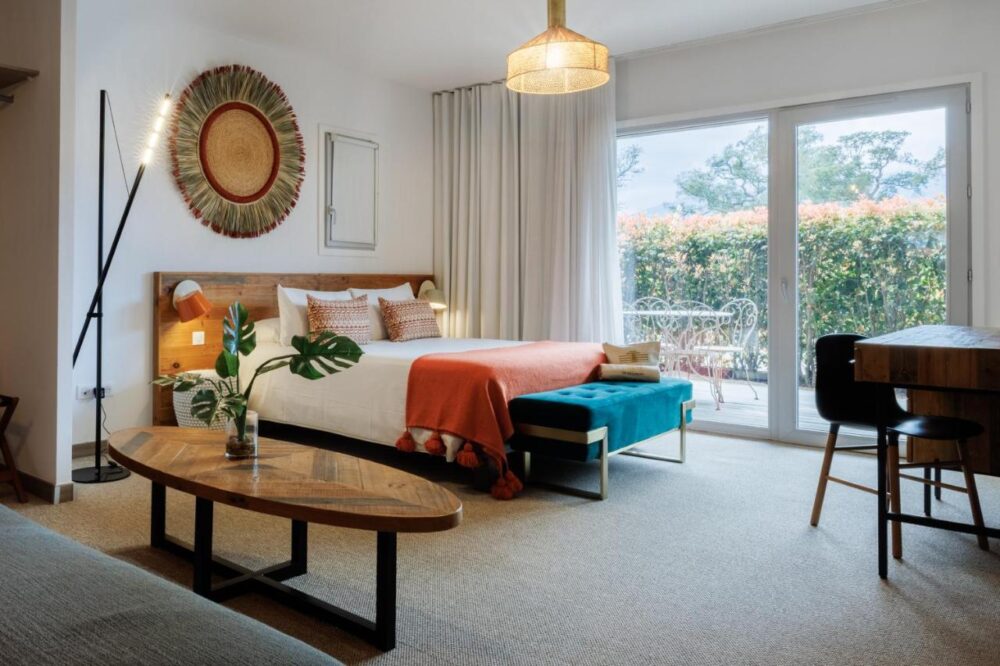 Chambre moderne avec lit et balcon.