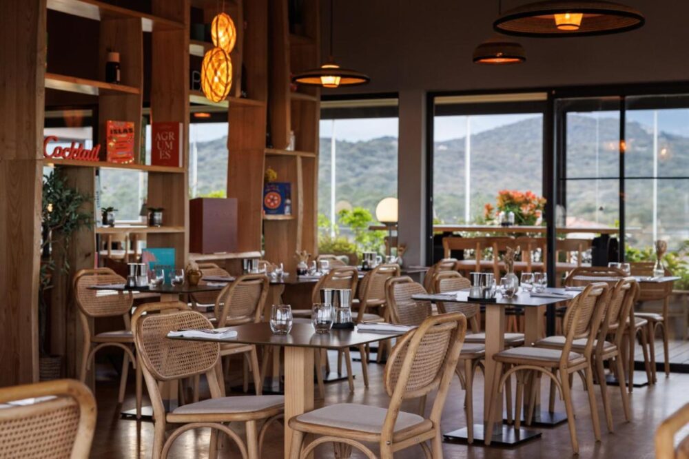 Intérieur élégant d'un restaurant avec vue montagne.