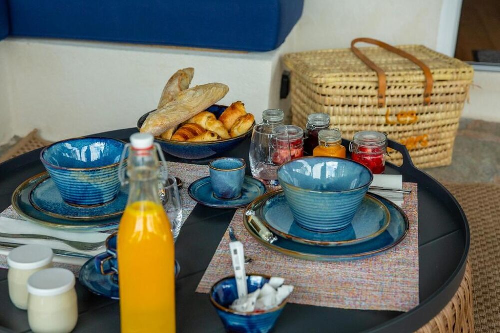 Petit déjeuner avec boissons et viennoiseries sur table.