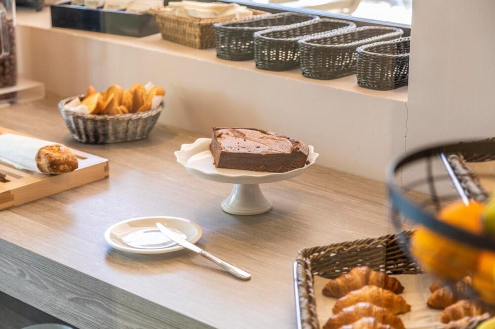 Buffet de pâtisseries : gâteau, croissants, pain.
