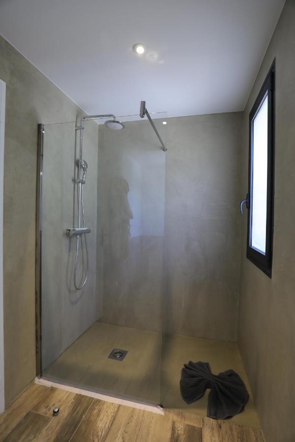 Douche moderne avec paroi en verre et fenêtre.