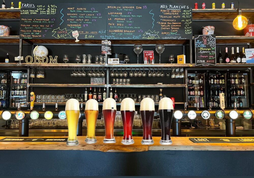 Bar avec verres de bière variés alignés