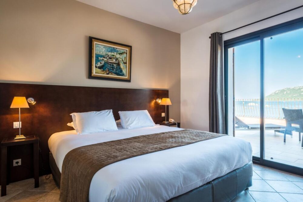 Chambre d'hôtel avec vue sur la mer.