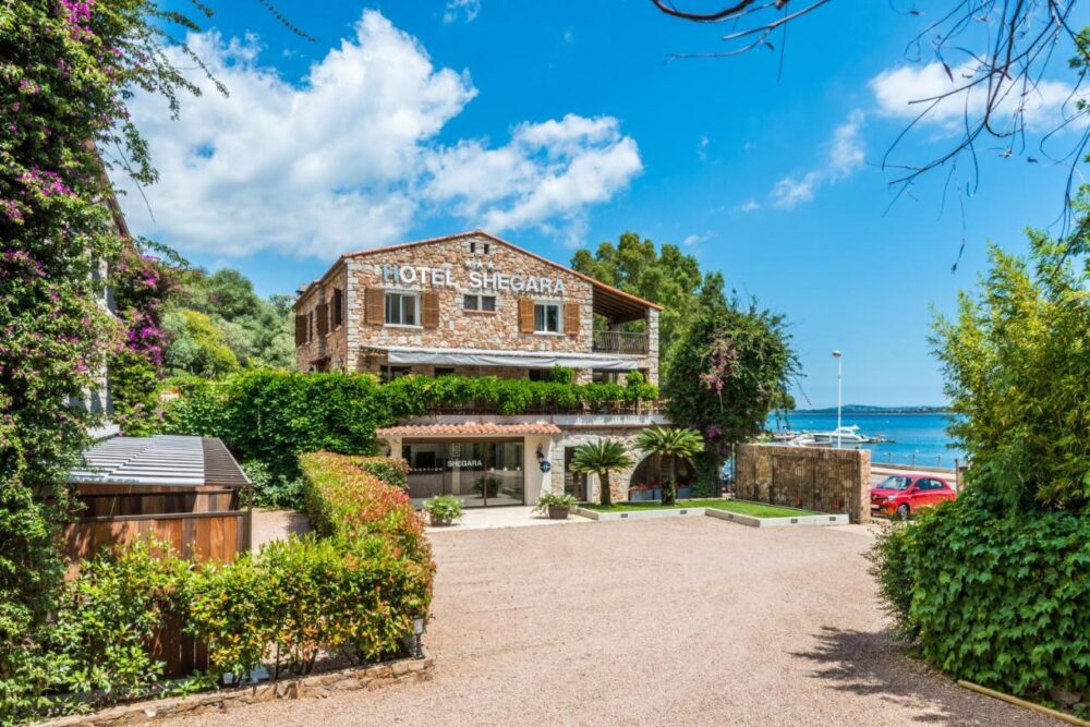 Hôtel en pierre avec vue sur la mer.