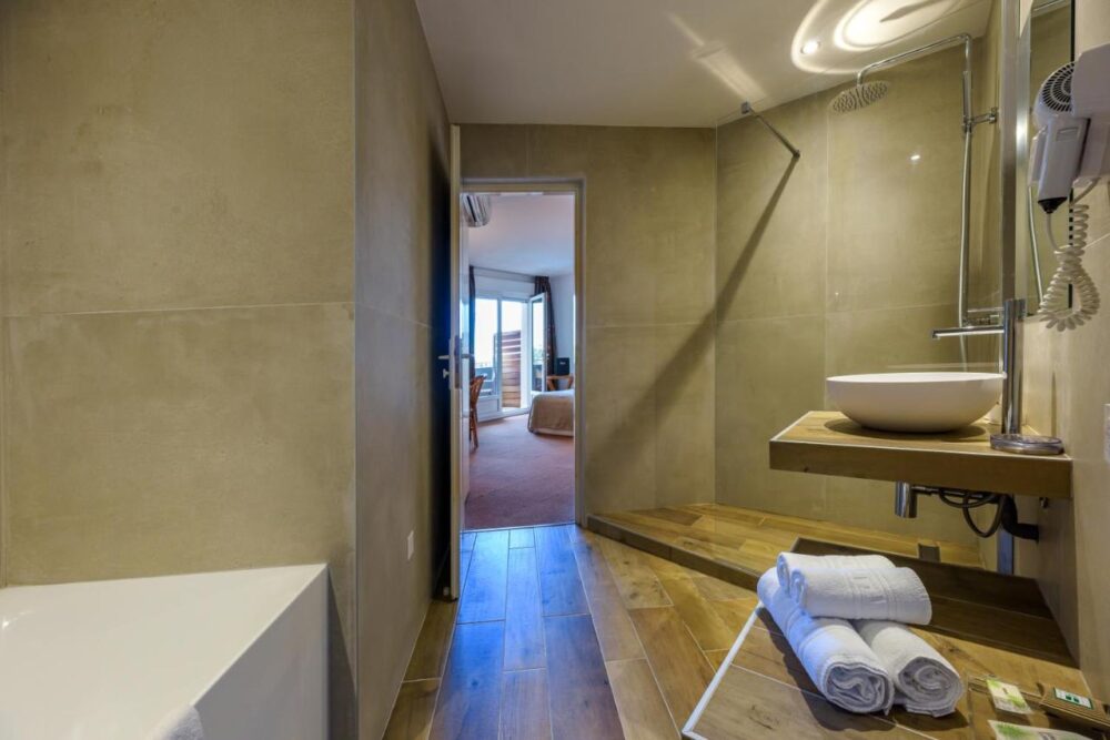 Salle de bain moderne avec douche et lavabo design.