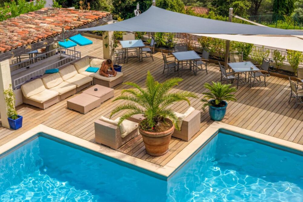 Terrasse en bois avec piscine et fauteuils