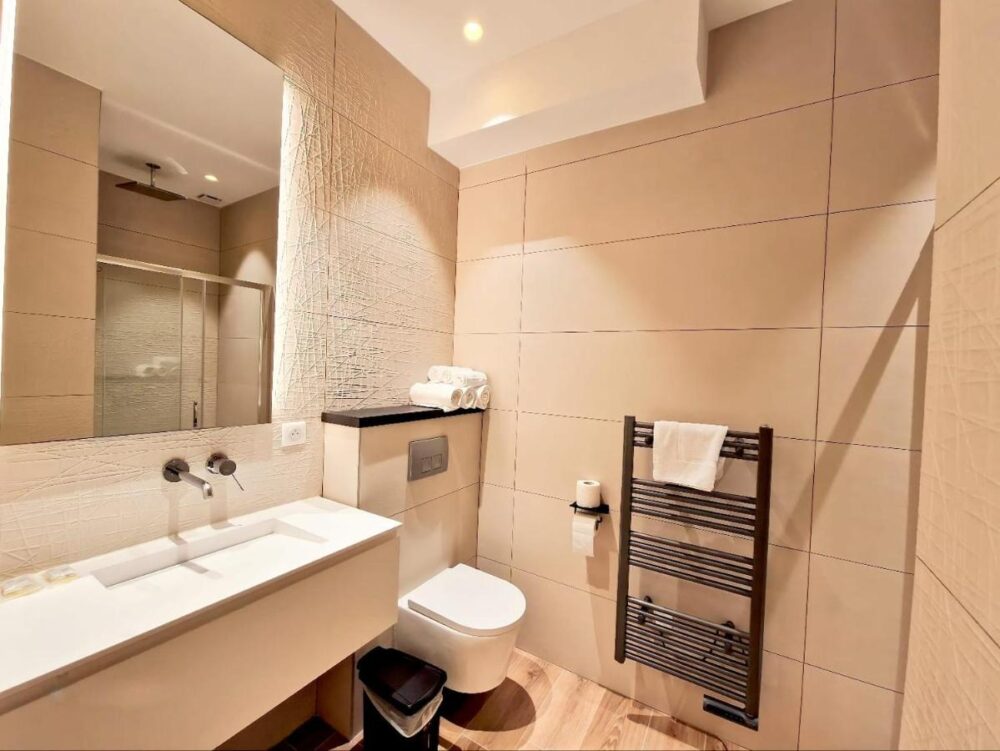 Salle de bain moderne avec douche et baignoire.