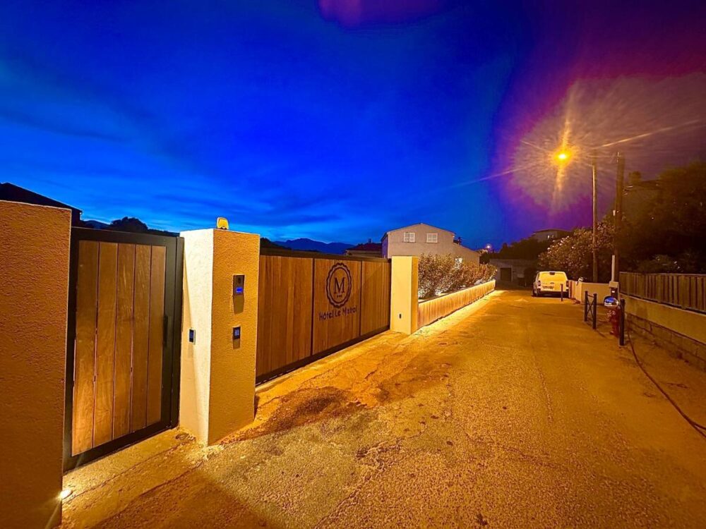 Entrée éclairée d'un bâtiment de nuit