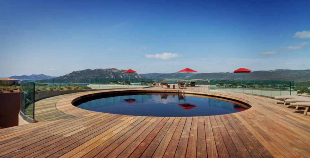 Piscine circulaire avec vue montagne panoramique.