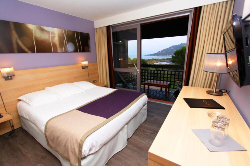 Chambre d'hôtel moderne avec vue sur la mer.