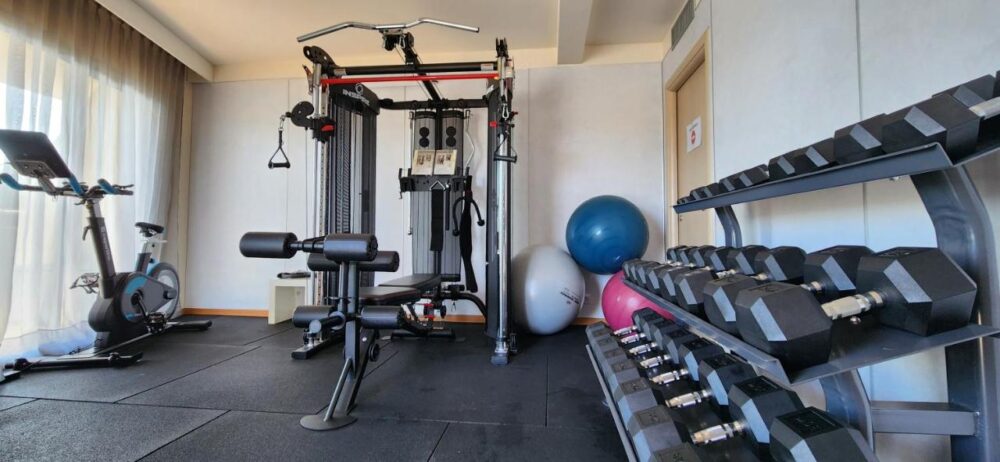 Salle de sport avec équipements de musculation.
