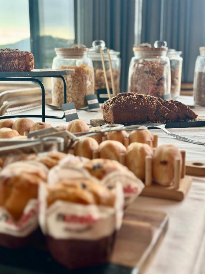 Buffet de pâtisseries et pots de céréales.