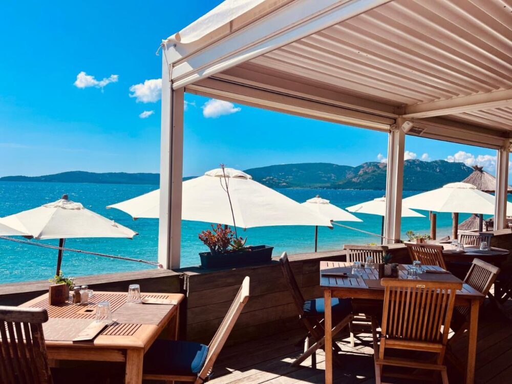 Terrasse de restaurant avec vue sur la mer.